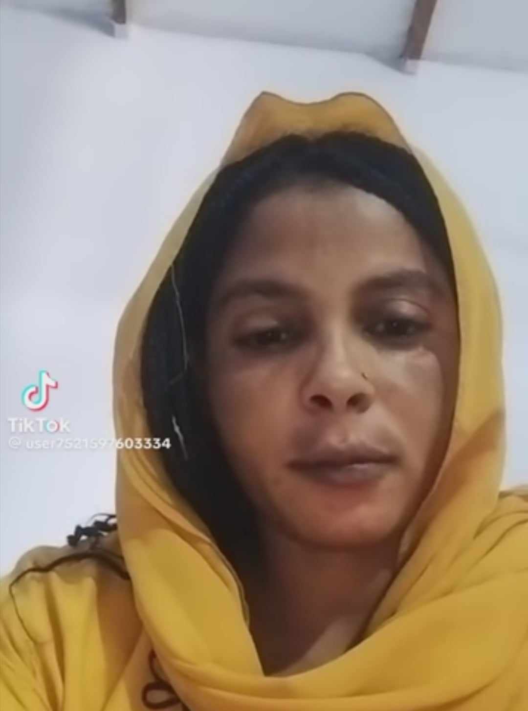 شاهد بالصورة والفيديو.. سيدة "دعامية" تحتل أحد البيوت بالخرطوم وترتدي "عباية" صاحبة المنزل وتطلب منها السماح لها على الهواء (كنا بنصحى الصبح هسا لقينا المكيف البارد بقينا نقوم الساعة 8) 10 393871058 741881777770190 6738487882007549613 n