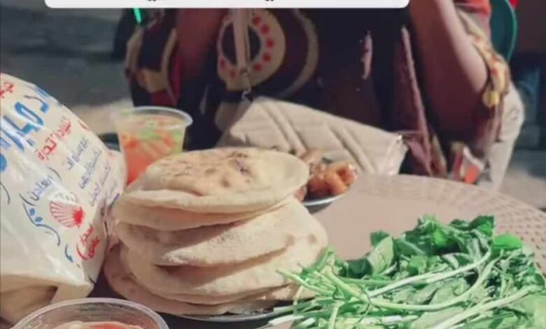 شاهد بالصورة والفيديو.. عرضت الأكل وصورته أمام الجميع.. سيدة سودانية تأكل في الشارع العام بأحد مطاعم (العتبة) وسط القاهرة وتقول: (الحاجة دي كان نفسي من زمان أعملها) 1 394231263 1773461089783089 5505560295440570688 n