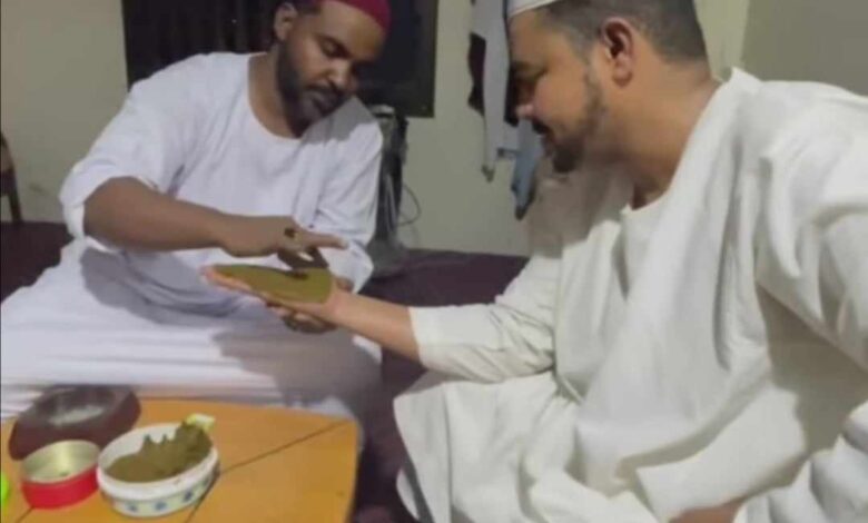 شاهد بالصورة والفيديو.. على أنغام أغنية الفنانة هدى عربي "جيد لي" مغترب سوداني يضع "الحنة" لصديقه العريس ويحظي بإعجاب الآلاف على مواقع التواصل ومتابعون: (حرم تبشروا بالخير انتو الاتنين) 1 395659612 6576302239147740 1811615387085441150 n