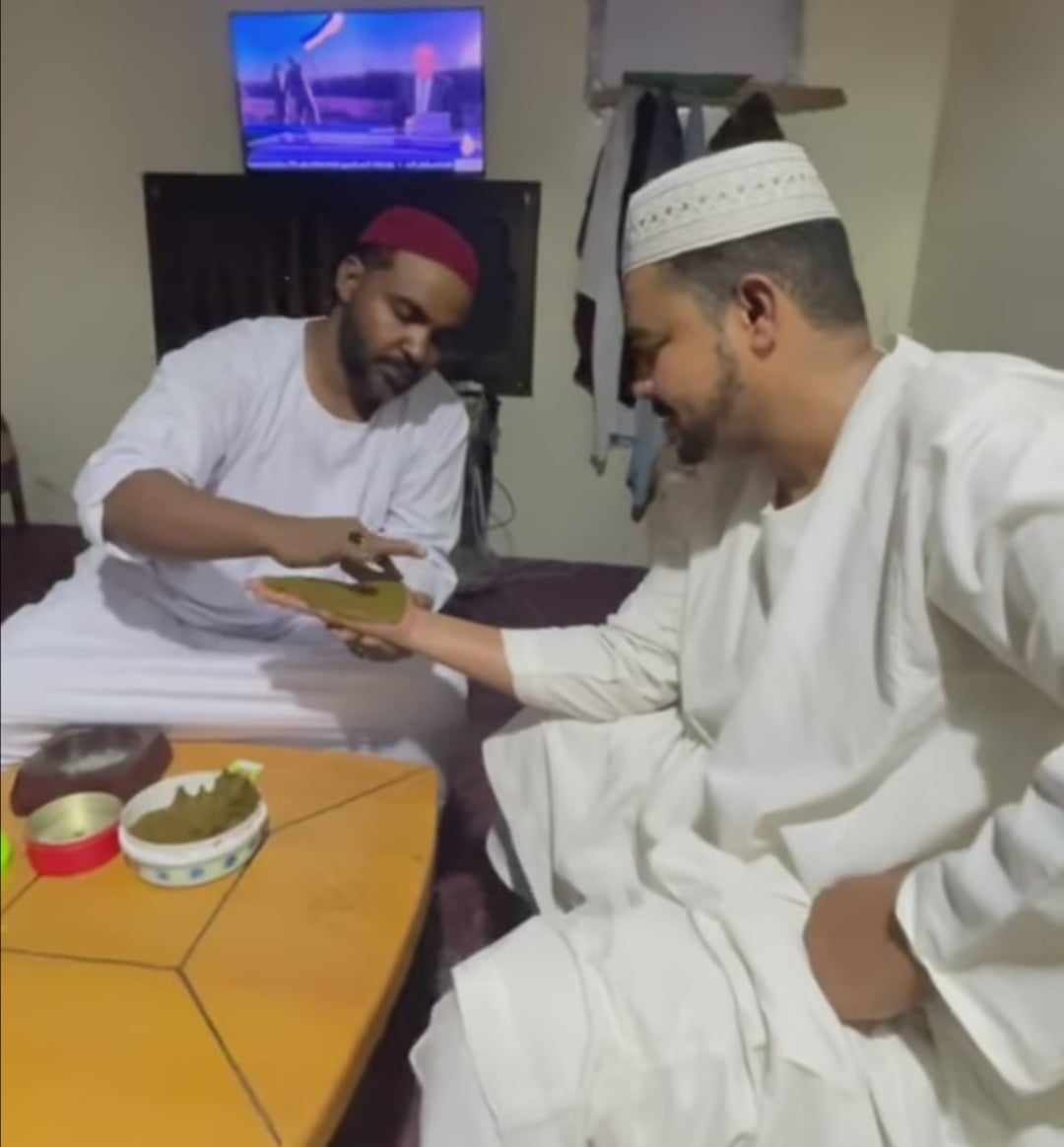 شاهد بالصورة والفيديو.. على أنغام أغنية الفنانة هدى عربي "جيد لي" مغترب سوداني يضع "الحنة" لصديقه العريس ويحظي بإعجاب الآلاف على مواقع التواصل ومتابعون: (حرم تبشروا بالخير انتو الاتنين) 10 395659612 6576302239147740 1811615387085441150 n