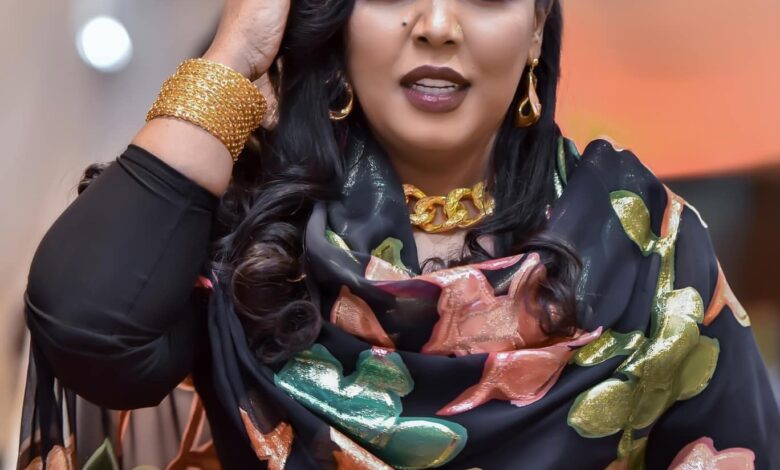 شاهد بالصورة.. الفنانة هدى عربي تثير إعجاب وضحكات جمهورها بإطلالة ملفتة وتقول: (الدنيا مقلوبة وزول فاهم حاجة مافي) 1 395750942 1981320385583090 7529010324836639248 n