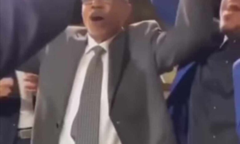 شاهد بالصورة والفيديو.. خال سوداني يقدم فاصل من الرقص على طريقة "الهجيج" مع أبناء أخته خلال حفل ساهر ومتابعون: (الخال والد ومارق) 1 395825558 2621424994692464 8527541877095460072 n