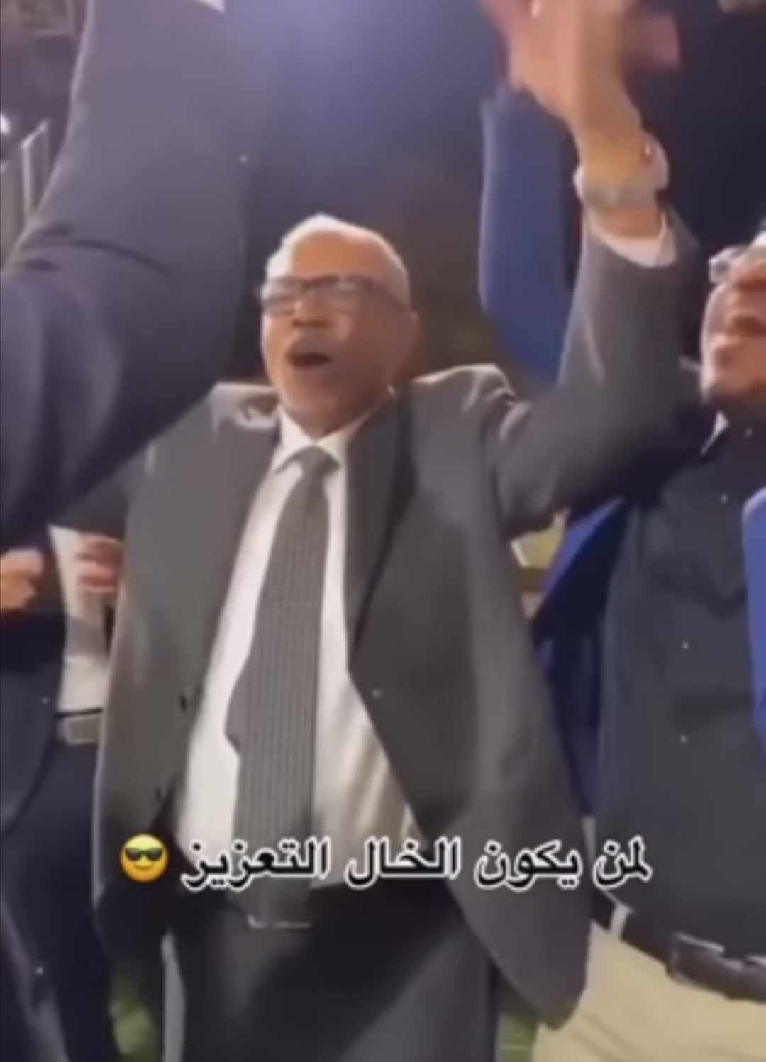 شاهد بالصورة والفيديو.. خال سوداني يقدم فاصل من الرقص على طريقة "الهجيج" مع أبناء أخته خلال حفل ساهر ومتابعون: (الخال والد ومارق) 10 395825558 2621424994692464 8527541877095460072 n