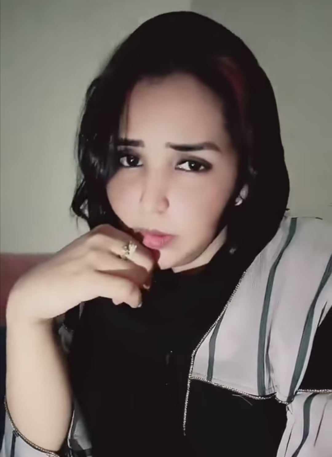 شاهد بالصورة والفيديو.. وزيرة "القراية" السودانية الحسناء تبهر المتابعين بجمالها الملفت وهي تتفاعل مع أغنية (أنا يا قصة) ومتابعون: (دي ملكة جمال السودان الحقيقية تقول لي ام عصيبات ديك) 10 تغريد الخواض جديد