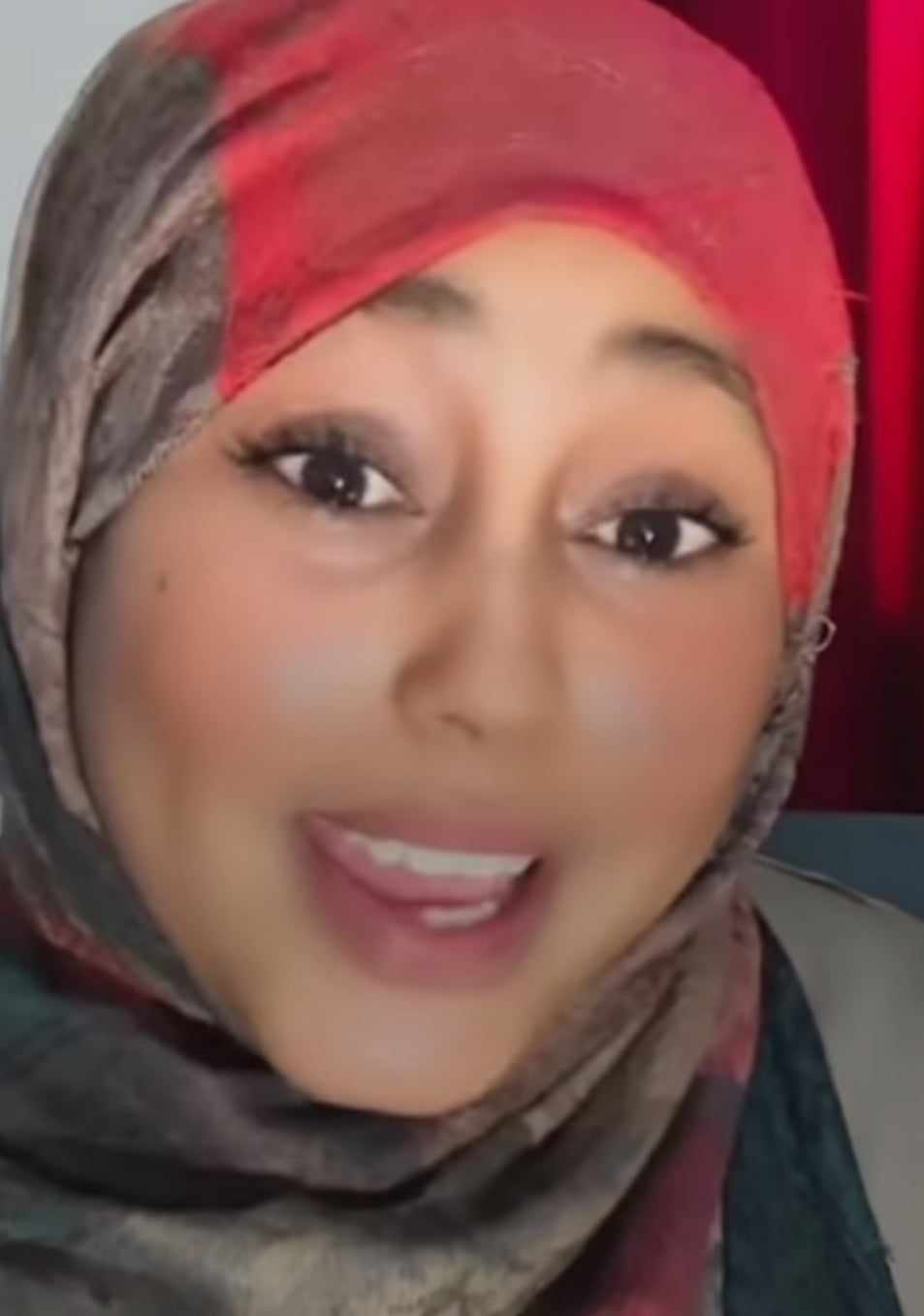 شاهد بالصورة والفيديو.. سودانية تتحدث اللهجة الهندية بطلاقة وبطريقة مدهشة تردح لسائق "ركشة" في نيودلهي بسبب المشوار 10 368137597 741131334504739 2155575049862196931 n