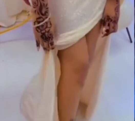 شاهد بالصورة والفيديو.. فتاة سودانية تظهر بفستان فاضح في يوم خطوبتها وتبرز مناطق حساسة من جسمها لصديقاتها ليشاهدن (الحناء) 1 368448602 6866050990153600 7858446118313278186 n