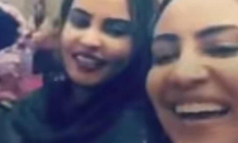 شاهد بالصورة والفيديو.. حسناوات سودانيات يتفاعلن ويرقصن بشكل هستيري خلال حفل للفنانة إنصاف مدني ومتابعون: (بنات سنتر الخرطوم ملهلبات) 1 369888552 856605459304015 8518517902620735470 n