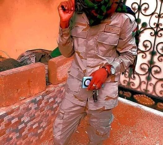 شاهد بالصورة.. وسط سخرية غير مسبوقة على مواقع التواصل.. شاب "ناعم" يحمل السلاح وينضم لقوات الدعم السريع ومتابعون: (الحكاية انبشقت..دا جاز ولا بنزين؟) وفتاة تسخر: (كان كدة اشيل المفراكة وانزل الميدان) 1 397526772 1642950066114258 8383661041585275138 n