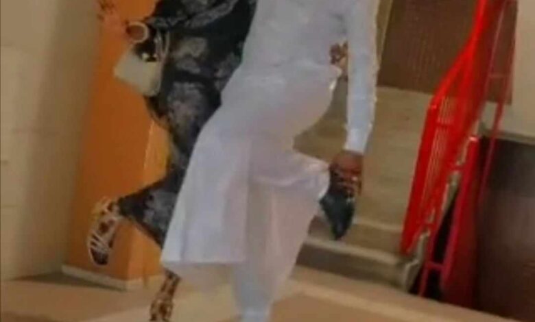 شاهد بالصورة والفيديو.. عريس سوداني وعروسته يرقصان على التريند الجديد والضجة (كرا في نص قلبك يامان.. الجديد عمره ما غاب) 1 398500100 253075577751544 2896408857552725078 n