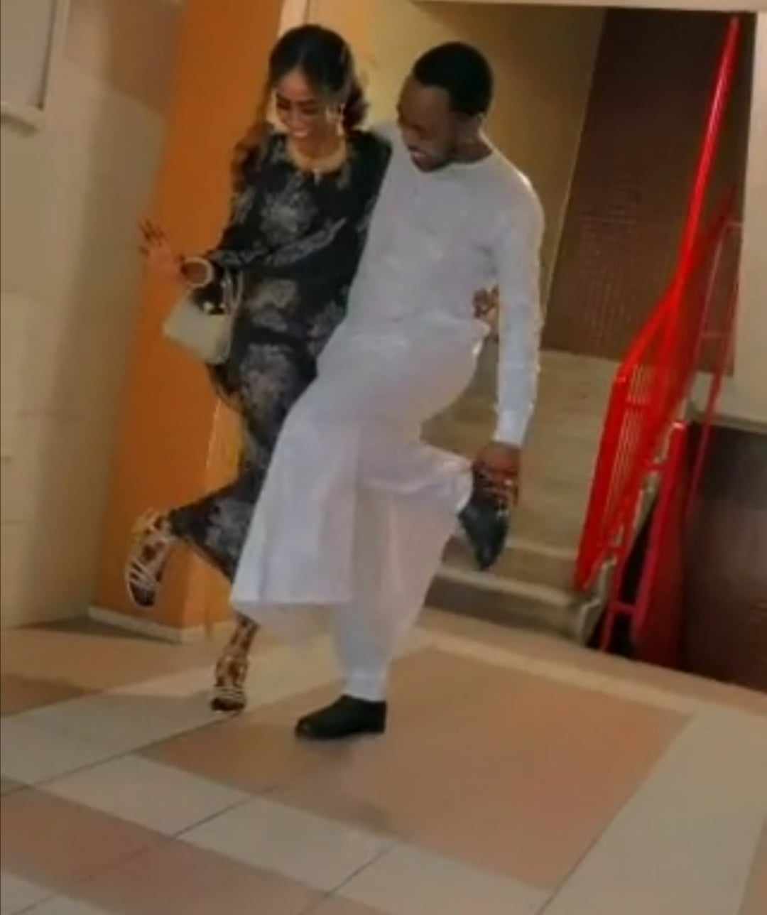 شاهد بالصورة والفيديو.. عريس سوداني وعروسته يرقصان على التريند الجديد والضجة (كرا في نص قلبك يامان.. الجديد عمره ما غاب) 10 398500100 253075577751544 2896408857552725078 n