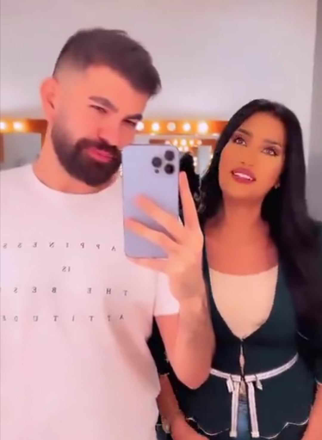 شاهد بالصورة والفيديو.. حسناء الشاشة السودانية تسابيح خاطر تثير ضجة واسعة بعد ظهورها وهي تقف مع شاب لبناني وتغني (خلص على قلبي) 10 398509075 1198084067814933 4387187326227744328 n