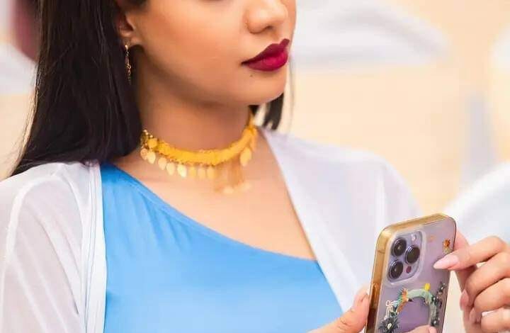 شاهد بالفيديو.. حسناء الإعلام والسوشيال ميديا السودانية "لوشي" تعود لاكتساح مواقع التواصل بإطلالة غاية في الجمال تغني من خلالها باللهجة الخليجية (اللي يبي يزعل) وساخرون: (الليلة احتفالات عند حزب اللوايشة) 1 399286075 364945112758734 111270588426250035 n