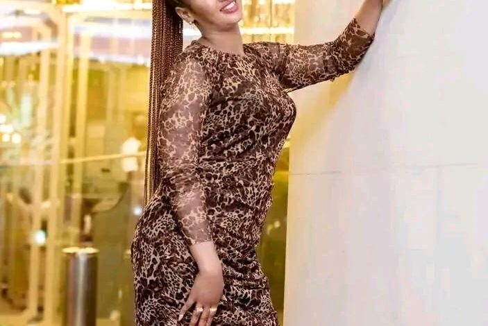 شاهد بالصور.. الفنانة عشة الجبل تفاجئ متابعيها بإطلالة جديدة وتقول: (القروش اللميتها من الغناء ما كنت بحلم بيها) وساخرون: (النصيحة صدقتي يا قونة) 1 399548438 826830396113562 1079456158026790373 n