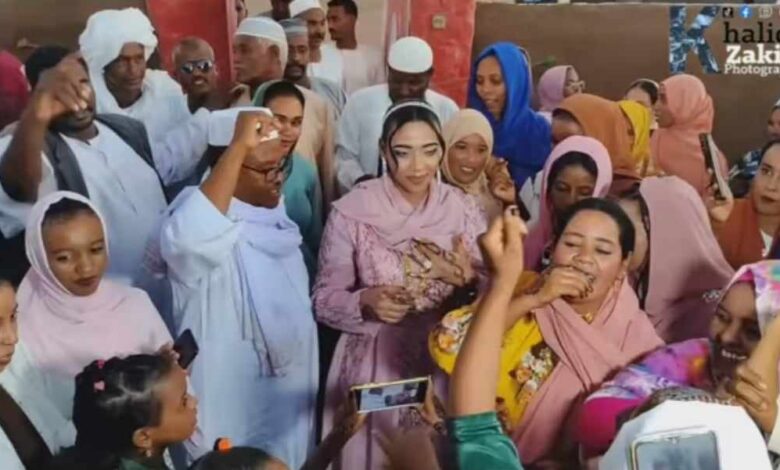 شاهد بالصورة والفيديو.. إحدى القرى السودانية تشهد احتفال "خطوبة" أسطوري تناقلته مواقع التواصل وسط مباركة وإعجاب الآلاف من الجمهور 1 399846248 368621008950056 2951427590615563375 n