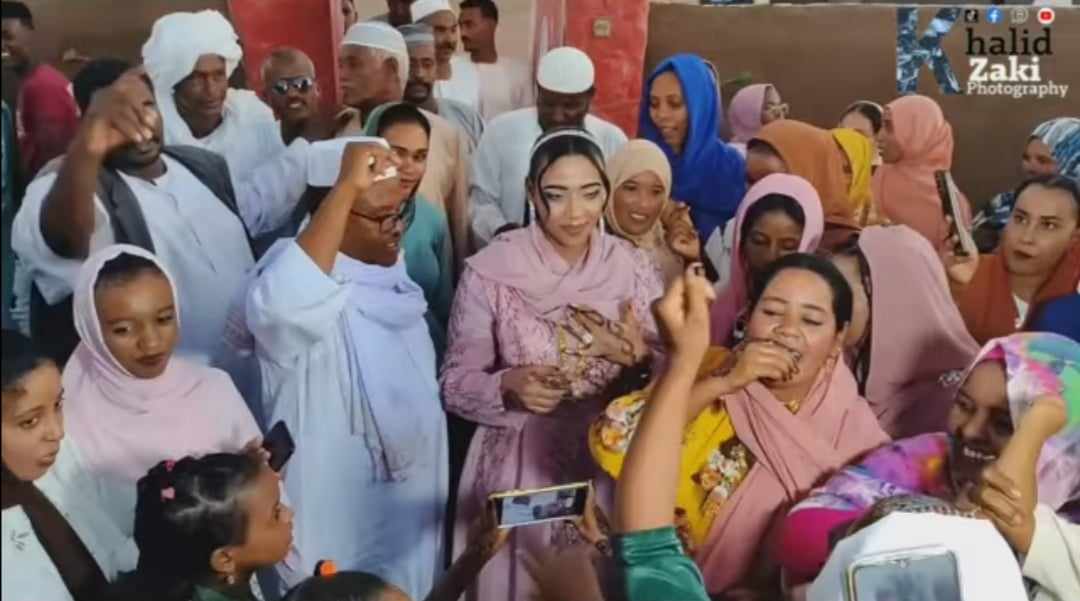 شاهد بالصورة والفيديو.. إحدى القرى السودانية تشهد احتفال "خطوبة" أسطوري تناقلته مواقع التواصل وسط مباركة وإعجاب الآلاف من الجمهور 10 399846248 368621008950056 2951427590615563375 n