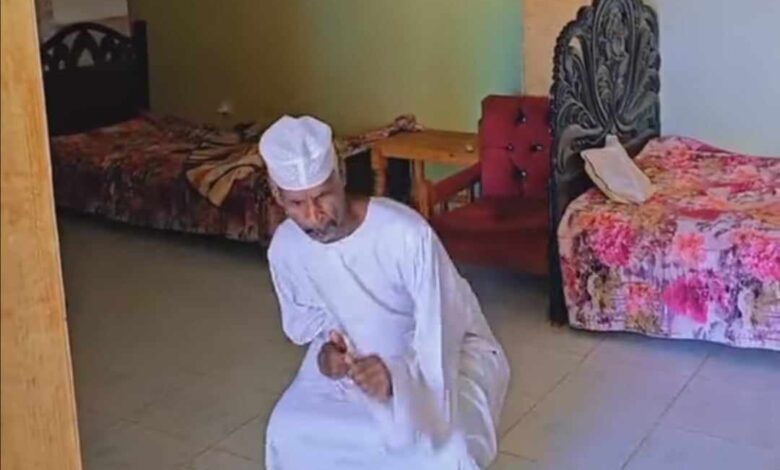 شاهد بالصورة والفيديو.. رجل سوداني في الخمسين من عمره يقدم فاصل من الرقص الهستيري على طريقة "الهوبا" داخل منزله على أنغام (أنا عيان ما شديد) وساخرون: (نحنا فايتنك بالصبر) 1 399972429 251504364589701 1615651455668913235 n