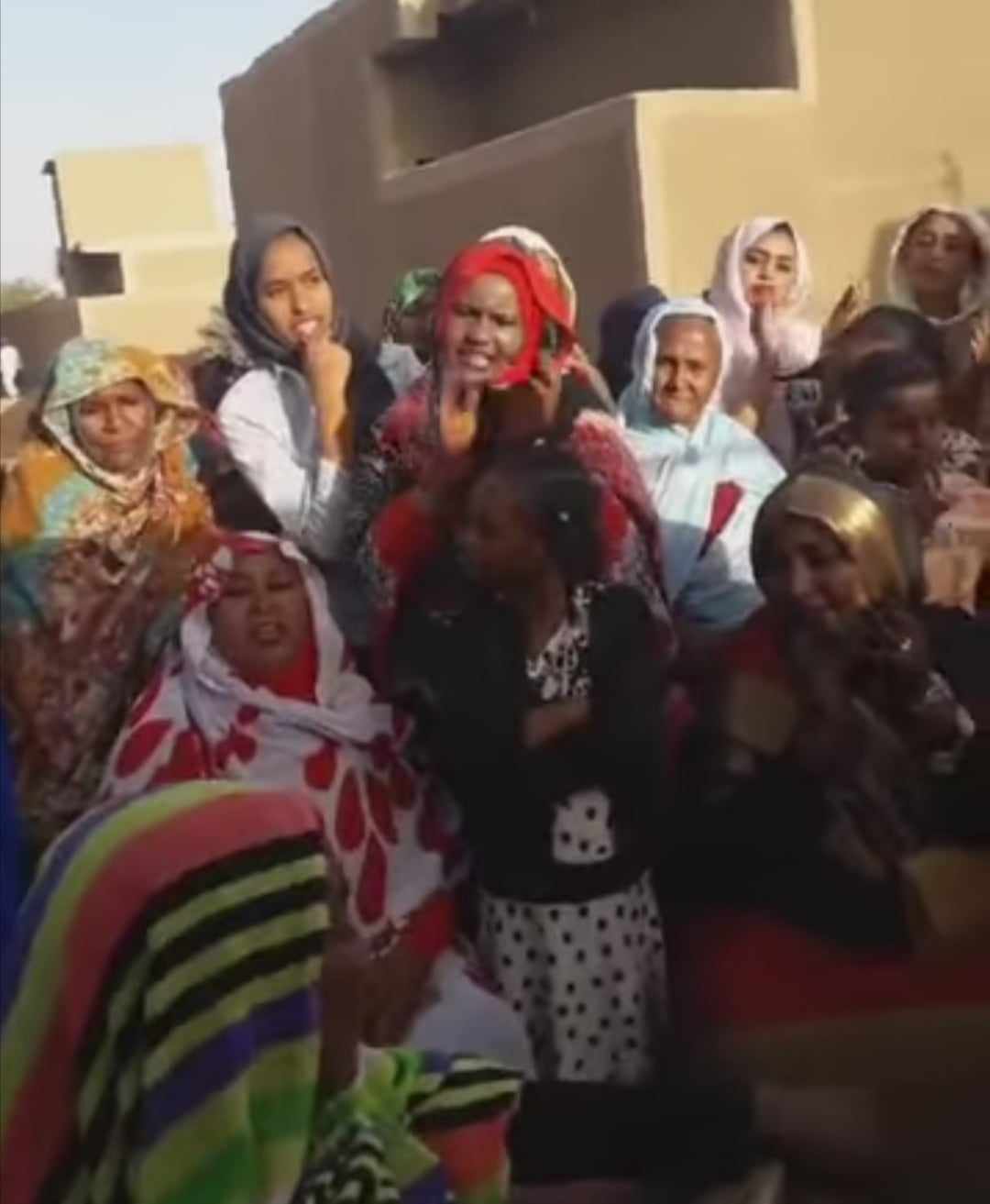 شاهد بالصورة والفيديو.. بأصوات رائعة وجميلة نساء سودانيات يغنين داخل أحد الأحياء (صغير علموا التهريب) ومتابعون: (أصوات تفتح النفس ودا تراثنا الجميلة وغنانا الرائع) 10 400008724 375048361624155 8892999219984936693 n