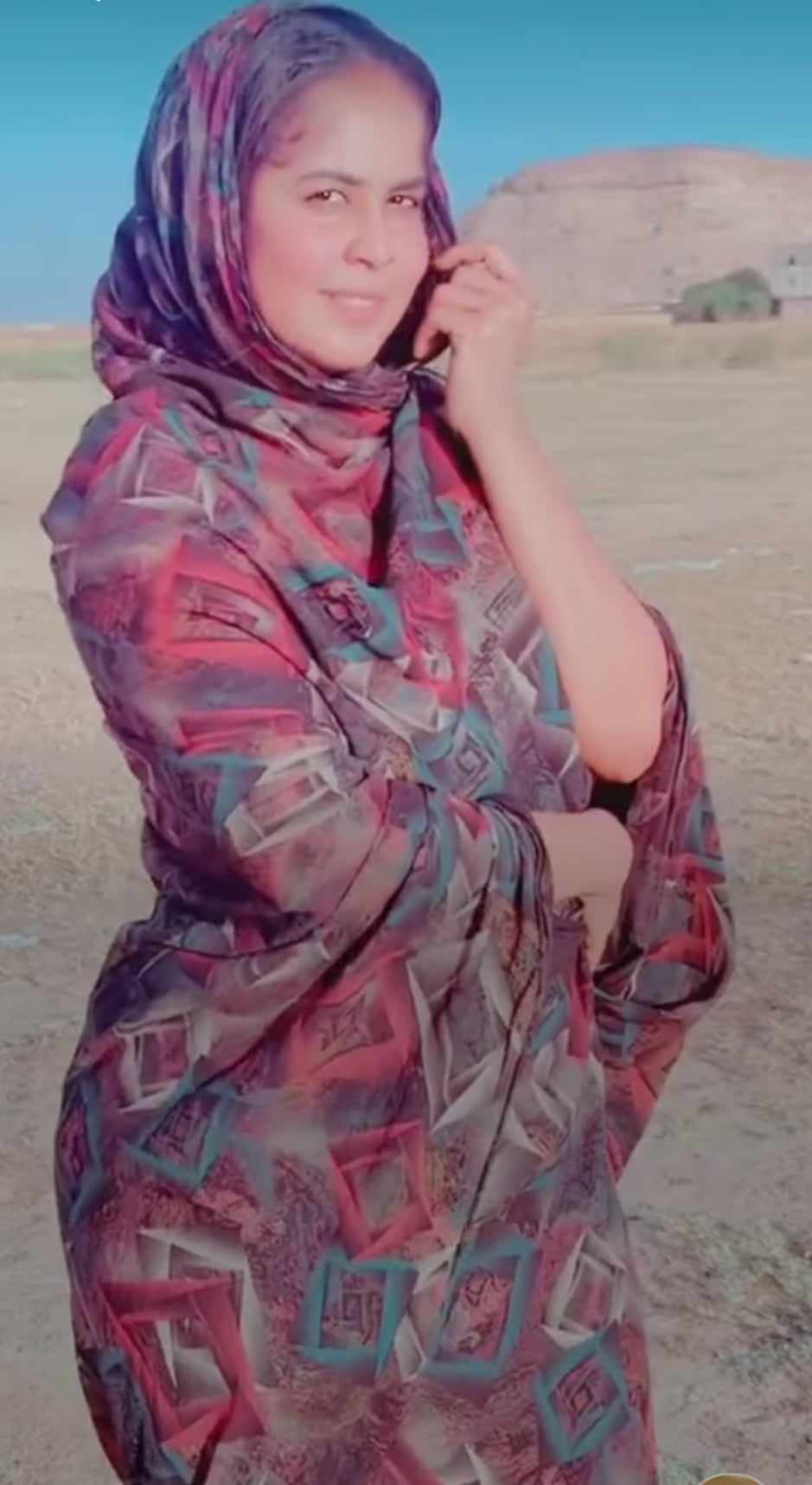 شاهد بالصور والفيديو.. من إحدى القرى السودانية.. فتاة حسناء تستعرض جمالها بالثوب الأنيق وتدهش المتابعين وجمهور مواقع التواصل يطلق تعليقات الغزل 10 400012042 1043879497039978 8419079272721277747 n