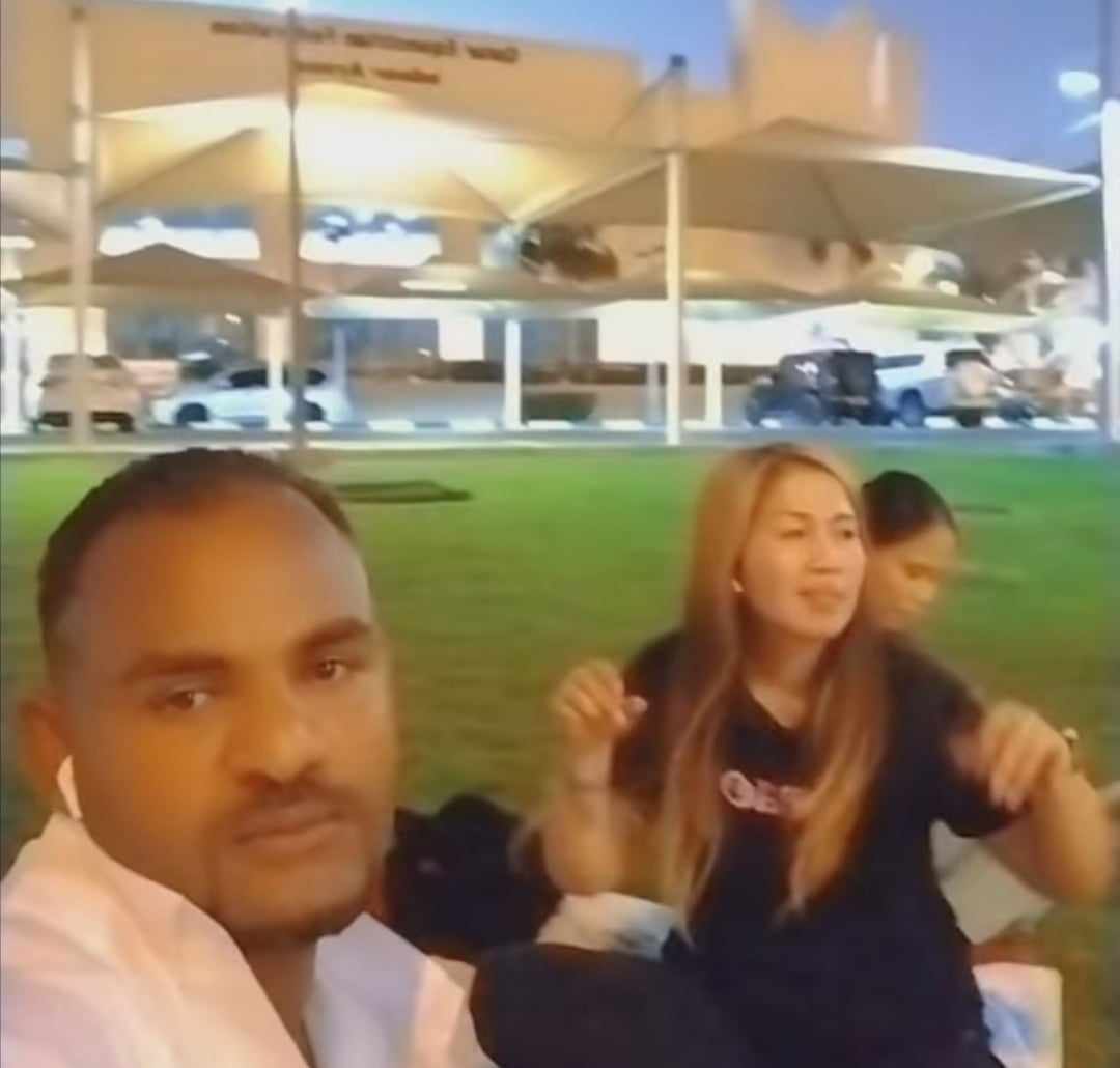 شاهد بالصورة والفيديو.. حسناء أسيوية ترقص مع مغترب سوداني بإحدى الدول الخليجية على أنغام أغاني الربابة وساخرون: (يا طارق بروفة شوف شغلك) 10 400025804 1110736093625466 6097279058470659262 n 1