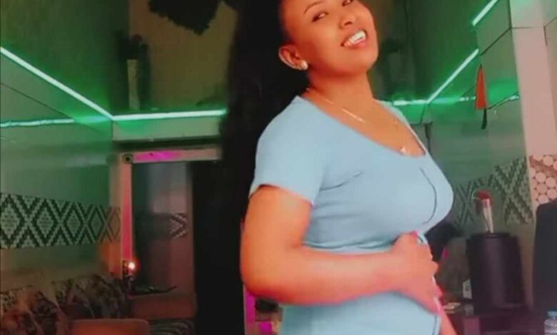 شاهد بالصورة والفيديو.. بأزياء مثيرة فتاة سودانية تقدم وصلة رقص "فاضحة" داخل منزلها على أنغام (بالضره إن شاء الله راجل مره) وساخرون: (النصيحة البورة حارة وبتعمل اكتر من كدة) 1 400139121 225351333789350 4008066405830719898 n