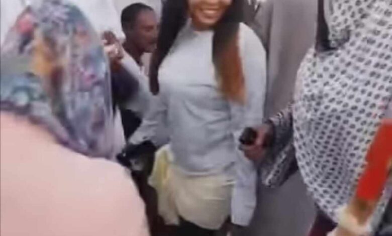 شاهد بالصورة والفيديو.. فتيات سودانيات يقتحمن حفل "ربابة" رجالي ويقدمن فاصل من الرقص المثير ويجبرن الرجال على التدافع ورمي أموال النقطة بكميات طائلة 1 400642682 7066888116758024 8202930825489389193 n