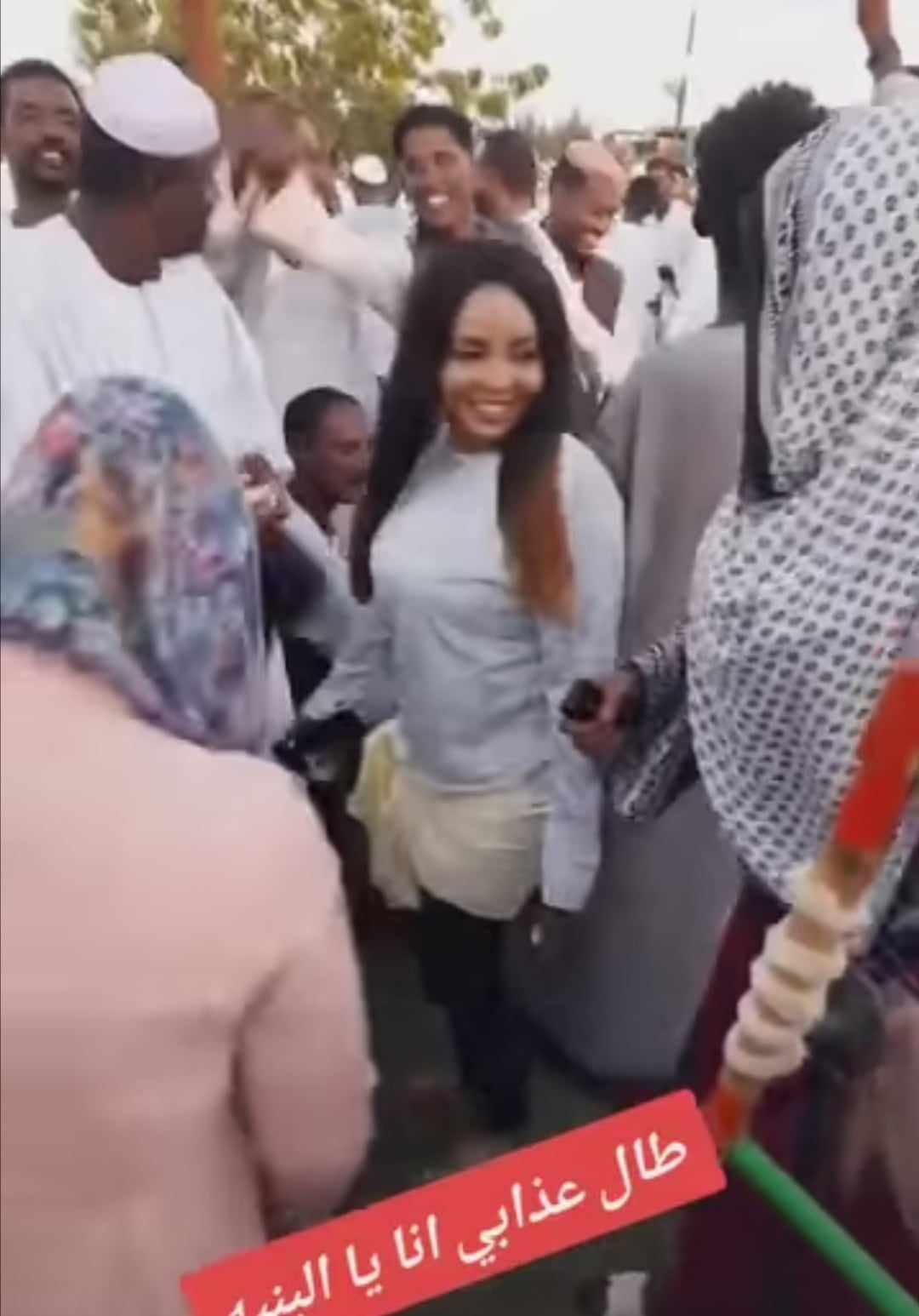 شاهد بالصورة والفيديو.. فتيات سودانيات يقتحمن حفل "ربابة" رجالي ويقدمن فاصل من الرقص المثير ويجبرن الرجال على التدافع ورمي أموال النقطة بكميات طائلة 10 400642682 7066888116758024 8202930825489389193 n