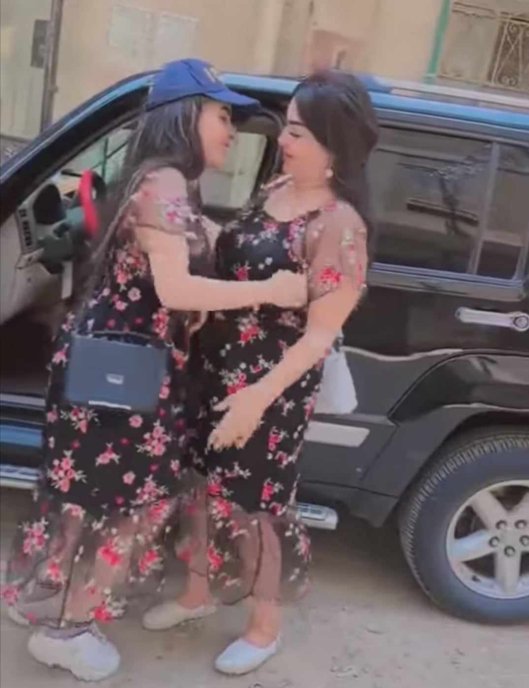 شاهد بالصورة والفيديو.. سيدة الأعمال السودانية المقيمة في مصر هبة كايرو تشعل مواقع التواصل الاجتماعي بفاصل من الرقص وهي تحضن إبنتها الحسناء بأحد شوارع القاهرة 10 400707961 314840841303429 3341372400463155902 n