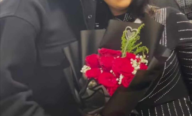 شاهد بالصورة والفيديو.. آية أفرو تحقق حلمها بمقابلة النجم المصري محمد رمضان.. تعانقه وتستقبله بالورود في لقطات أثارت جدلاً واسعاً على مواقع التواصل 1 400736754 316636021307770 3499229950005819437 n