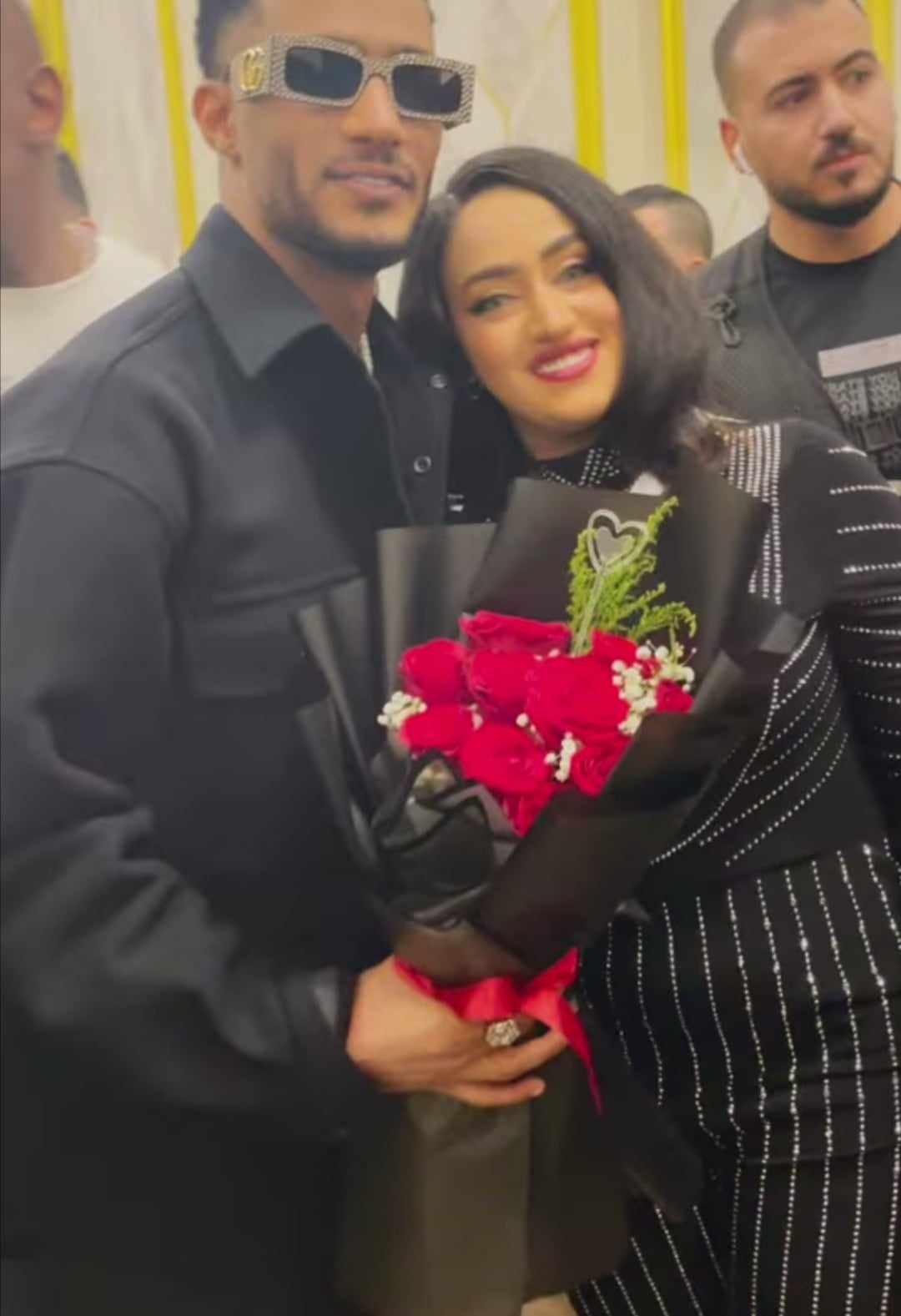 شاهد بالصورة والفيديو.. آية أفرو تحقق حلمها بمقابلة النجم المصري محمد رمضان.. تعانقه وتستقبله بالورود في لقطات أثارت جدلاً واسعاً على مواقع التواصل 10 400736754 316636021307770 3499229950005819437 n