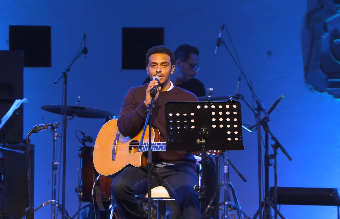 شاهد بالفيديو .. حضور جماهيري كبير لحسناوات في القاهرة لحفل المطرب "مازن حامد" .. من طرف الحبيب جات أغرب رسايل 10 mazinhamidcaironln