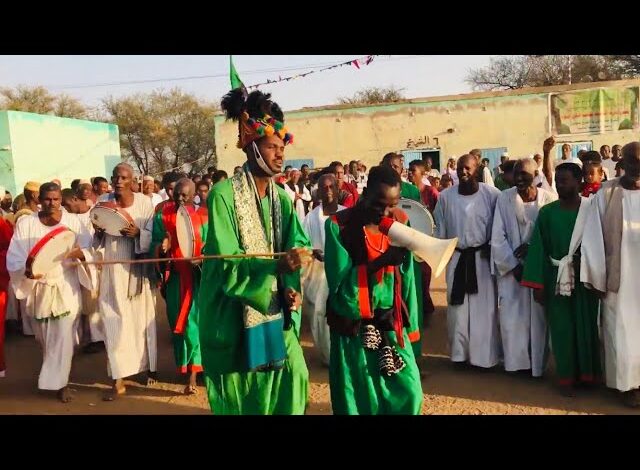 شاهد بالفيديو.. رجل سوداني "يهيج" و "يستحول" خلال حلقة مديح.. يشترط "عض" المادح حتى يستريح والأخير يلبي طلبه ويسمح له "بعضه" في يده 1 sddefault 4