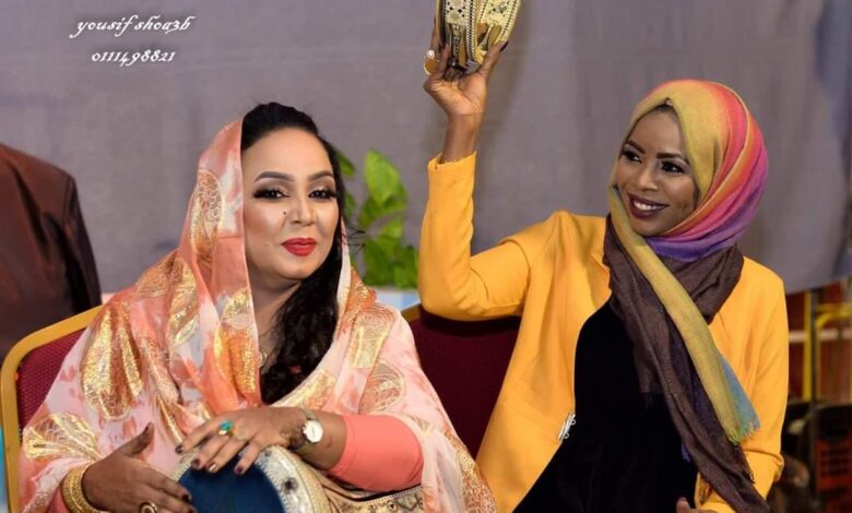 شاهد بالفيديو.. الفنانة إنصاف فتحي تبدع في أداء أغنية زميلتها هدى عربي (الحب هدى) خلال حفل حضره جمهور غفير ومتابعون: (اتعودنا نسمعها ونشوفها بالهز والرقيص) 1 انصاف وهدى