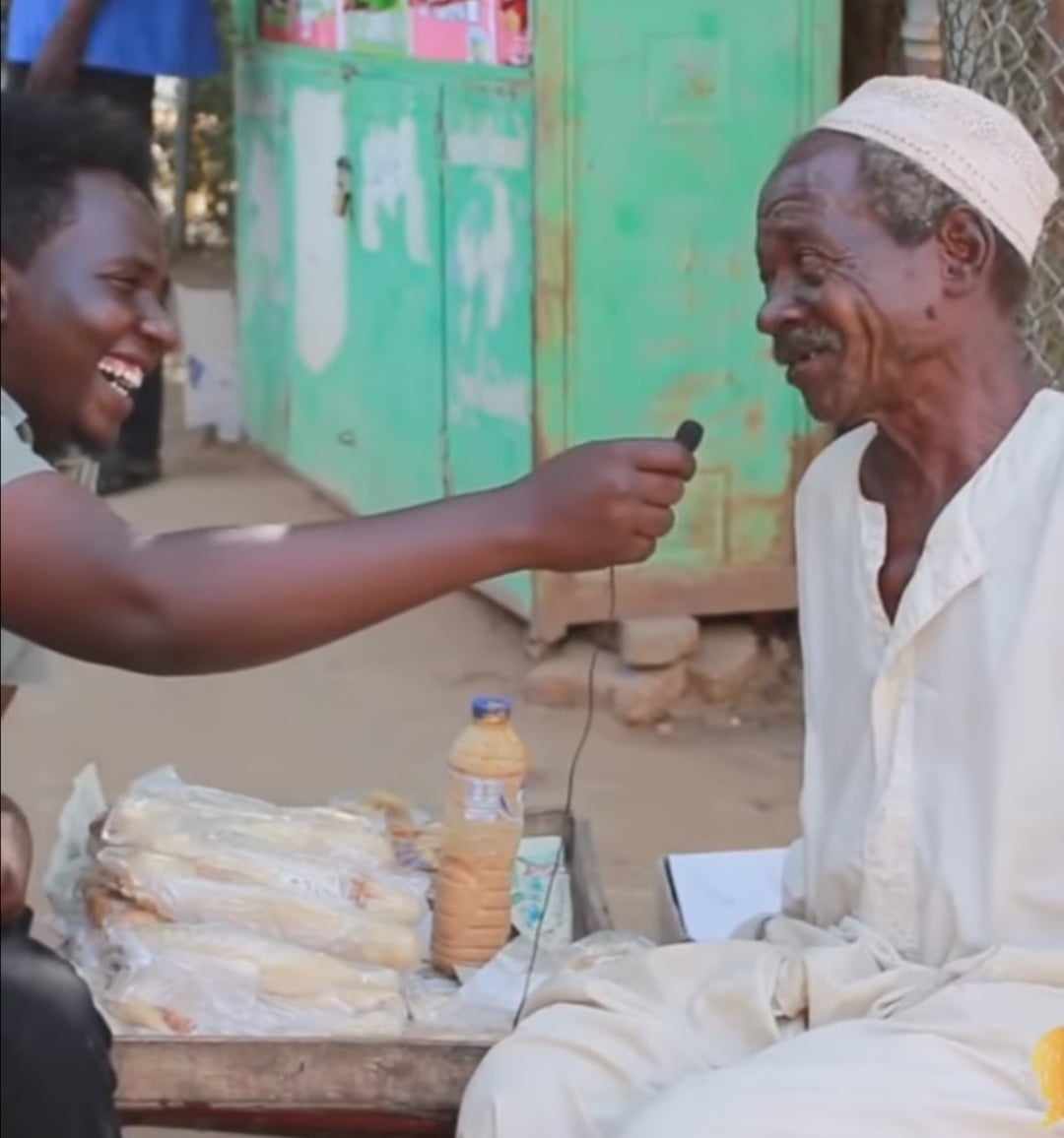 شاهد بالصورة والفيديو.. مُسِن سوداني يثير ضحكات المتابعين خلال إحدى الاستضافات: (العرس كان بحر ضقنا عومو وكان سرير ضقنا نومو ولو لقينا فرقه تاني بنرمي ورقة) 10 386459869 1429301654338864 684812827804956313 n