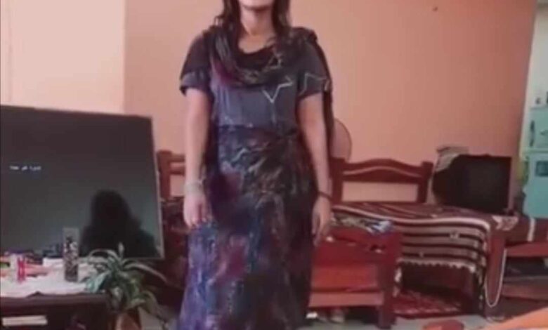 شاهد بالصورة والفيديو.. "حكامة" مناصرة لقوات الدعم السريع تغني وترقص داخل إحدى بيوت المواطنين وساخرون: (عينك قوية لكن ورينا دا بيت منو) 1 386877328 852681113260392 6306567992968816782 n