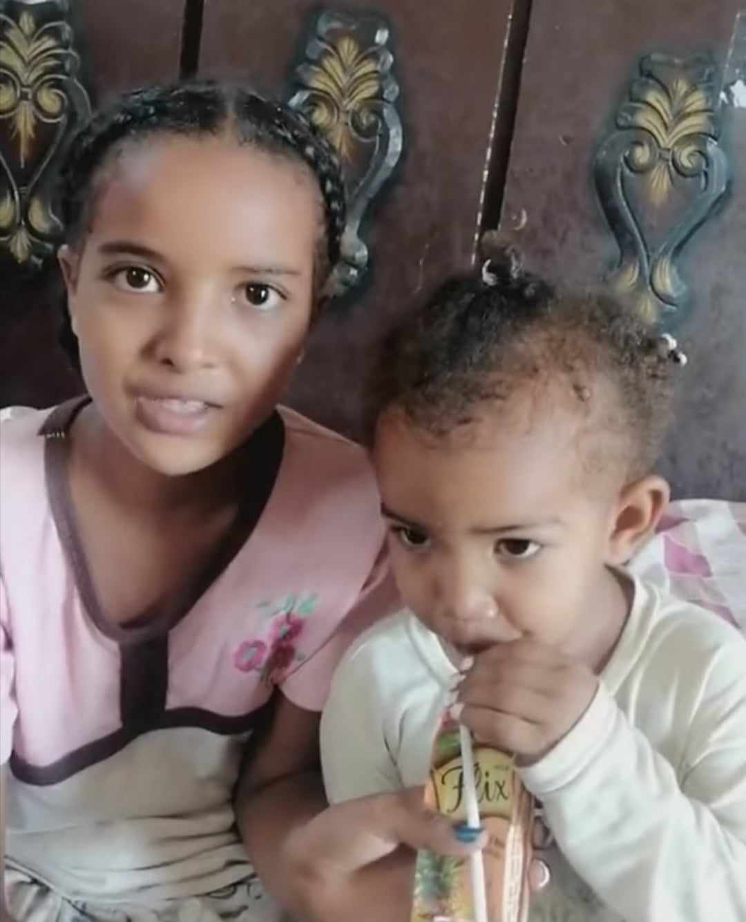 شاهد بالصورة والفيديو.. الطفلة السودانية الشهيرة سعاد "بوليغ" تكتشف حيلة ذكية تحفز بها الأطفال على شرب الدواء.. تشرح الطريقة وتطالب الأسر باتباعها 10 401037894 892655619167017 554002950091234871 n