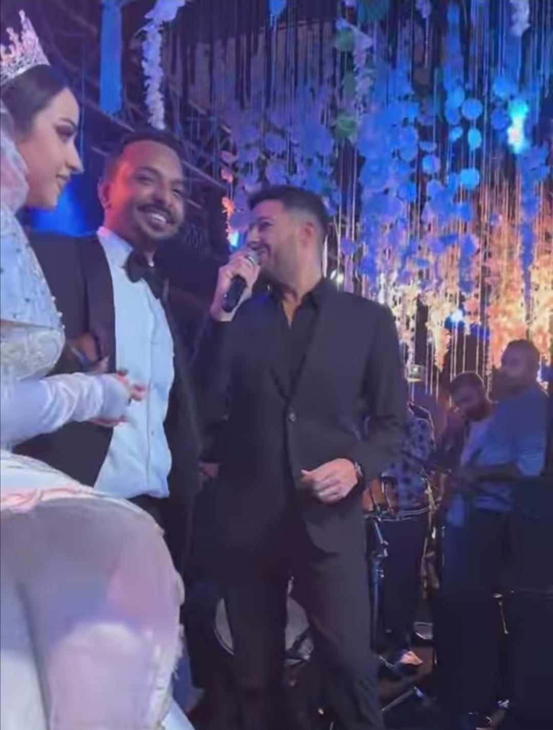 شاهد بالصورة والفيديو.. الفنان المصري الشهير محمد حماقي يغني في حفل زواج سوداني بالقاهرة على أنغام إحدى أغنيات الفنان حسين الصادق والجمهور يعلق: (حفل زواج أسطوري وبختك يا ود الصادق بقى يغني ليك حماقي) 10 403406776 1026814081874665 8202631382094734457 n 1