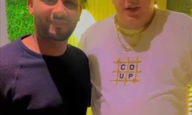 شاهد بالصورة والفيديو.. الفنان عثمان بشة يلتقي بالفنان المصري الشهير حمو بيكا ويكشف عن "دويتو" مفاجأة يجمع بينهما بالقاهرة 1 405855142 881462673452890 433925390980757359 n