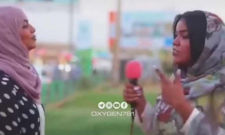 شاهد بالصورة والفيديو.. مذيعة سودانية وضيفتها تتبادلان الإيحاءات بطريقة واضحة ومثيرة للجدل في الشارع العام.. المذيعة تسأل (بتحبي طويل ولا قصير) والضيفة تضحك (دي أسئلة كعبة وأنا بحب البتحبي انتي بس) 1 405928663 700354748870548 6332249007718369324 n