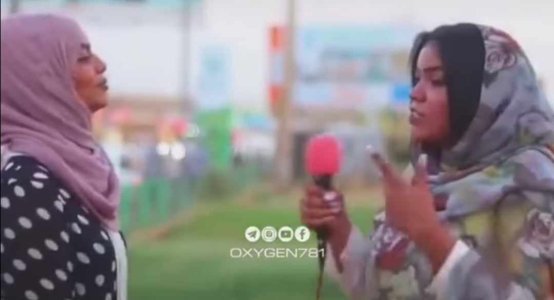 شاهد بالصورة والفيديو.. مذيعة سودانية وضيفتها تتبادلان الإيحاءات بطريقة واضحة ومثيرة للجدل في الشارع العام.. المذيعة تسأل (بتحبي طويل ولا قصير) والضيفة تضحك (دي أسئلة كعبة وأنا بحب البتحبي انتي بس) 10 405928663 700354748870548 6332249007718369324 n