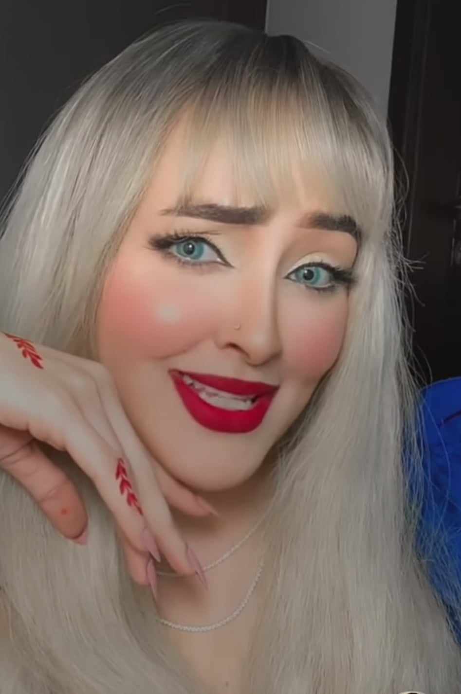 شاهد بالصورة والفيديو.. بشعر أشقر وملامح فاتنة.. حسناء سودانية فائقة الجمال تبهر المتابعين بإطلالة ملفتة وهي تغني (الليلة بس) ومتابعون: (والله لو ما الأغنية ما كنا صدقنا انك سودانية) 10 409502722 328295326727686 823428292773715599 n