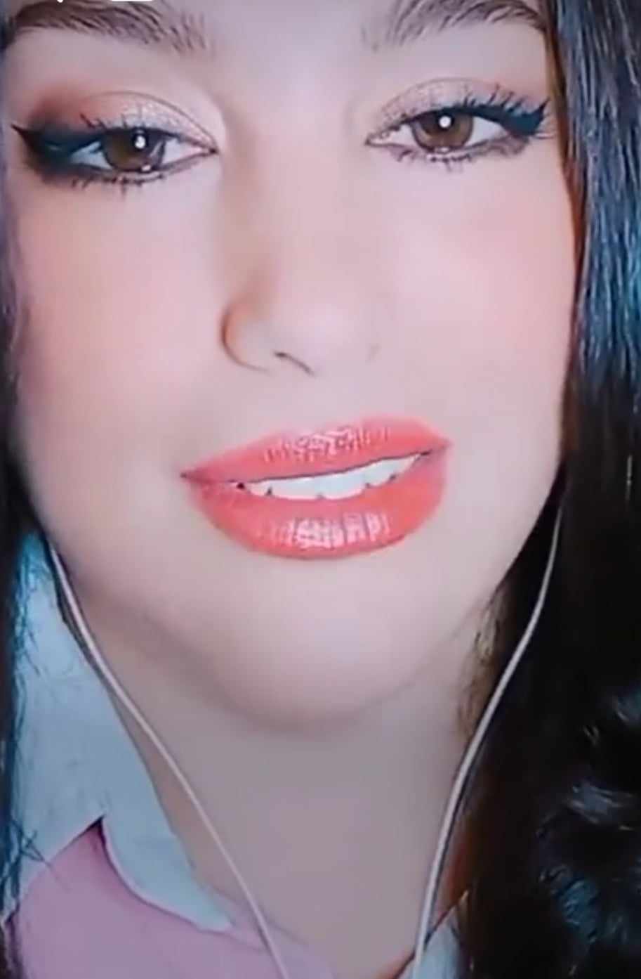 شاهد بالصورة والفيديو.. حسناء مغربية فائقة الجمال تغني النشيد الوطني السوداني وتقول: (من المغرب القلب معكم) 10 410748542 1419770592291965 4531121708711270596 n