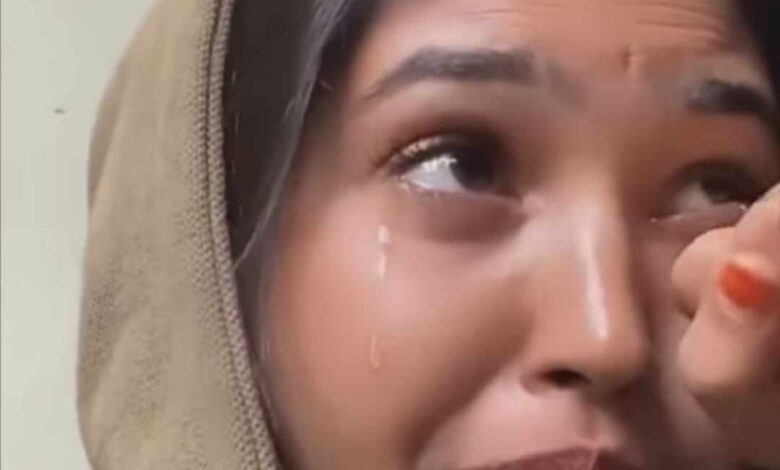 شاهد بالصورة والفيديو.. حسناء سودانية فائقة الجمال تذرف الدموع وتبكي بحرقة وتعبر عن شوقها للسودان.. ومتابعون: (دموعك غالية علينا يا ست الحسان) 1 410952231 3502420193345063 1562750274652821979 n