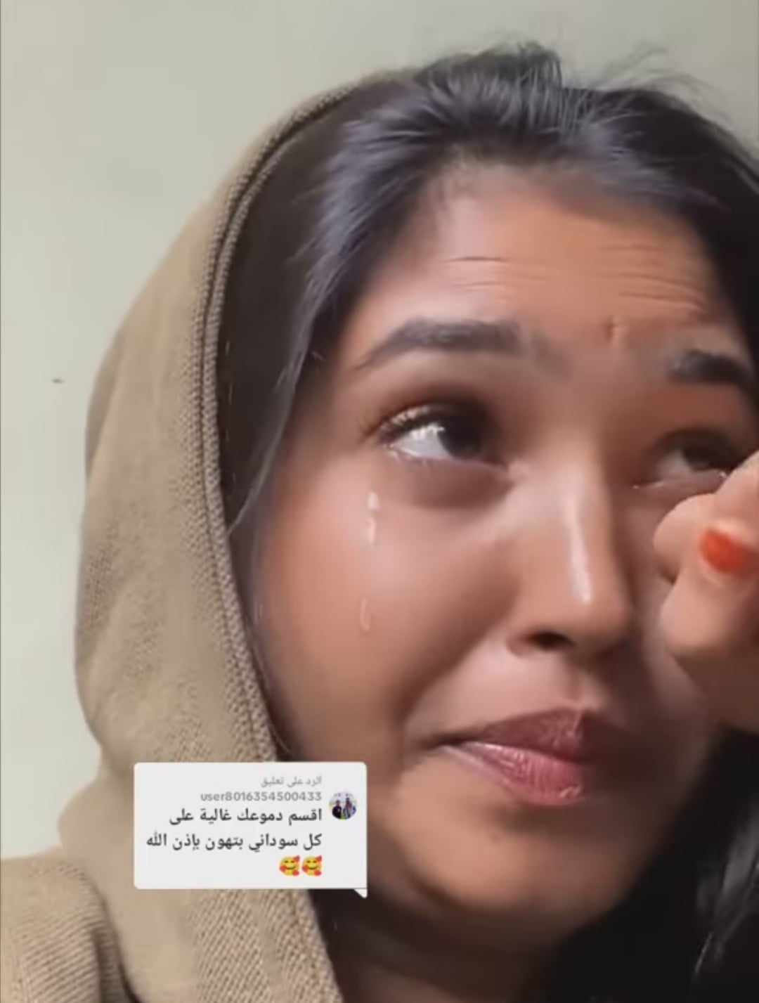 شاهد بالصورة والفيديو.. حسناء سودانية فائقة الجمال تذرف الدموع وتبكي بحرقة وتعبر عن شوقها للسودان.. ومتابعون: (دموعك غالية علينا يا ست الحسان) 10 410952231 3502420193345063 1562750274652821979 n