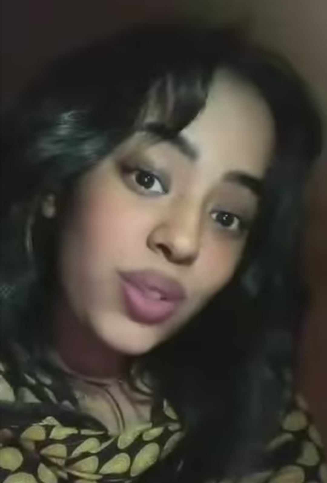 شاهد بالصورة والفيديو.. حسناء سودانية تسخر من الظهور المفاجئ لقائد الدعم السريع : (لقاء جيبوتي لازم يحضروه معاك الترابي وجون قرنق لأنو مافي ميت أحسن من ميت) ومتابعون: (لو شافك بقول دي حور عين) 10 410974312 1124165125388791 1857937254585123035 n