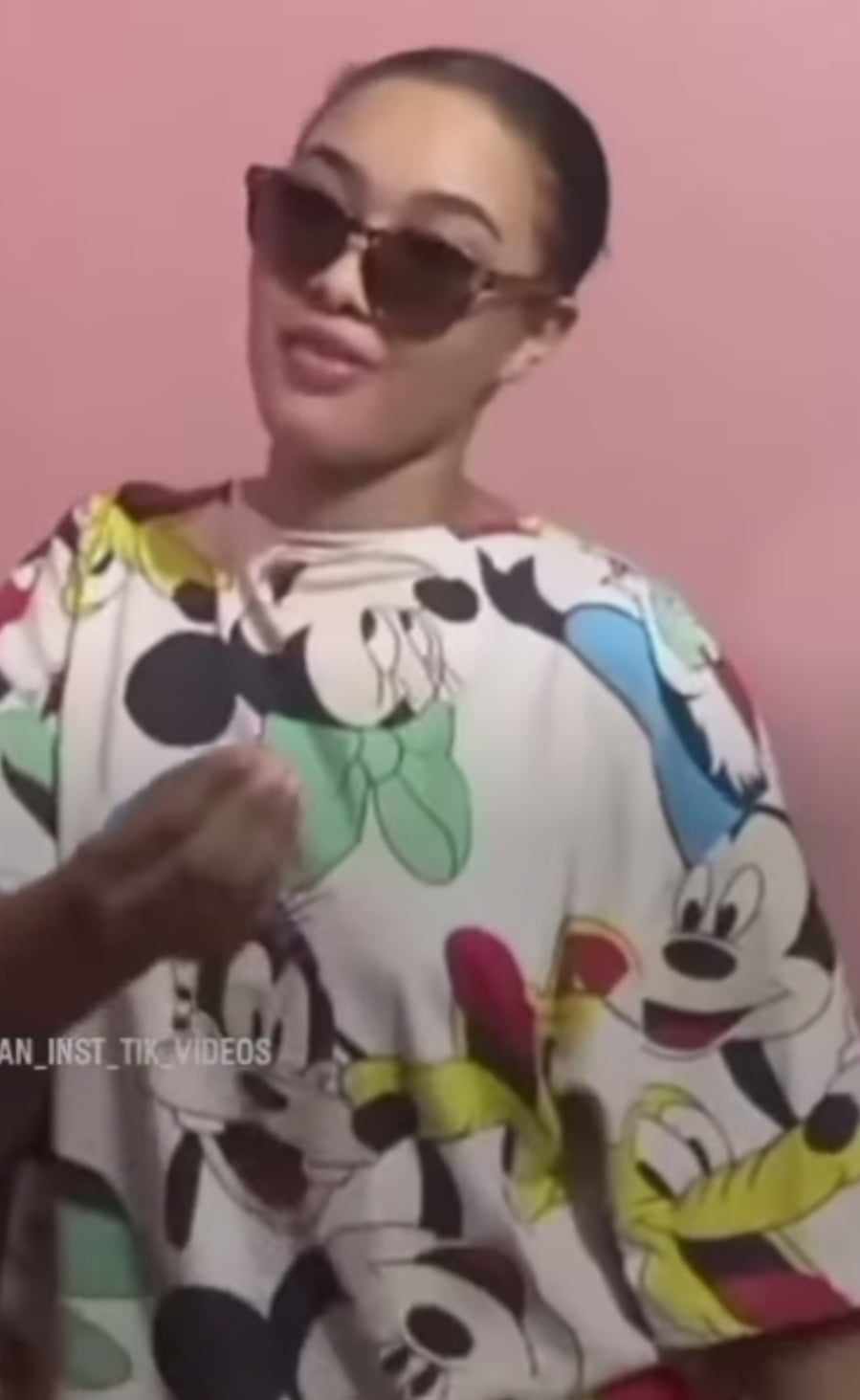 شاهد بالصورة والفيديو.. فتاة سودانية تشعل مواقع التواصل بفاصل من الرقص المثير على أنغام أغاني "الزنق" وساخرون: (الجسم جسم حسناء والرقيص رقيص راسطات..هسا دي جاز ولا بنزين؟) 10 411149017 942640727278609 4747245299779256440 n