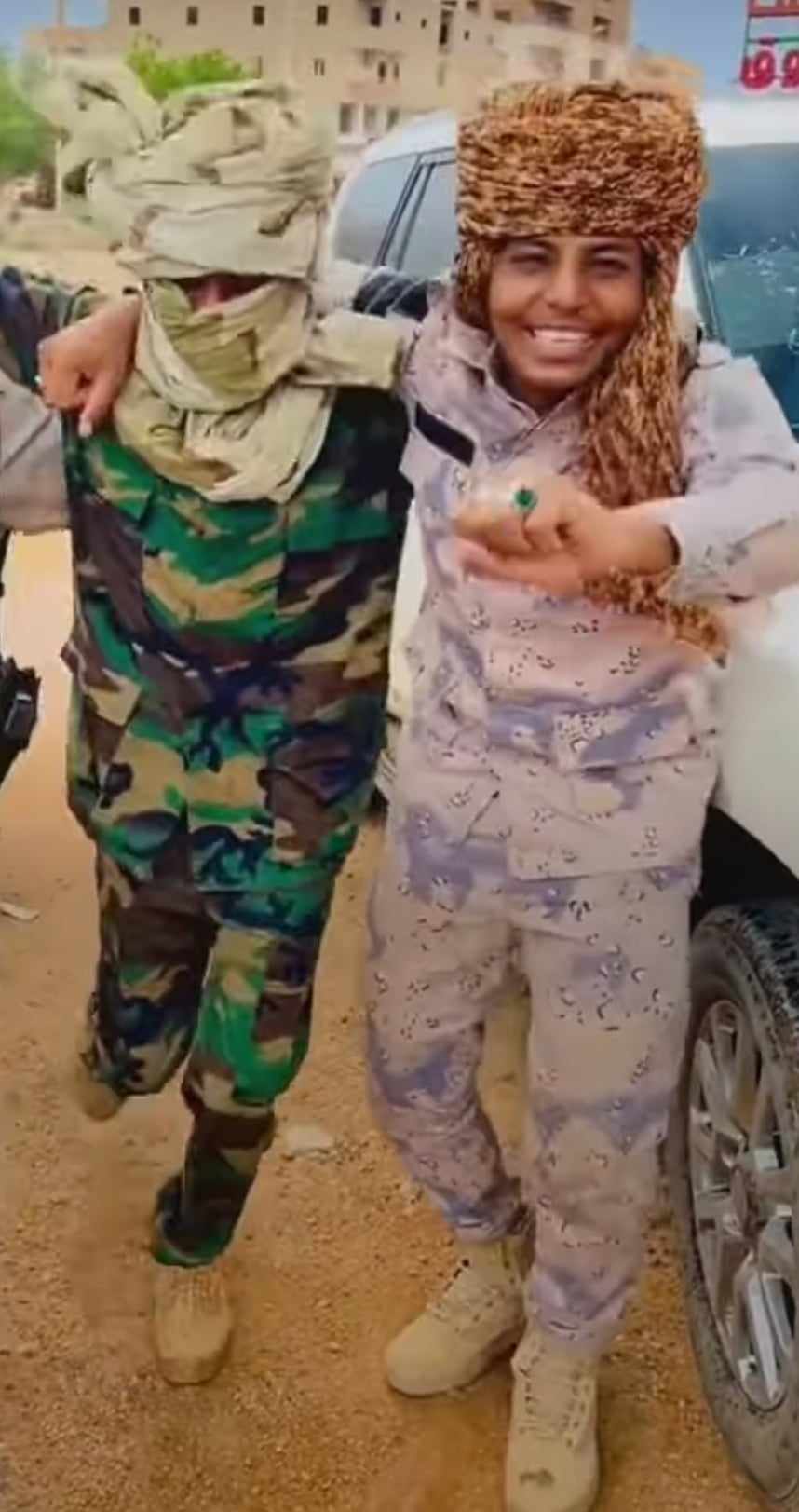 شاهد بالصورة والفيديو.. أفراد من الدعم السريع يقدمون فواصل من الرقص المثير في الشارع العام على أنغام أغنية الفنانة عشة الجبل التي تمجد فيها "الدعامة" 10 411239284 875475280728542 643982098471411882 n