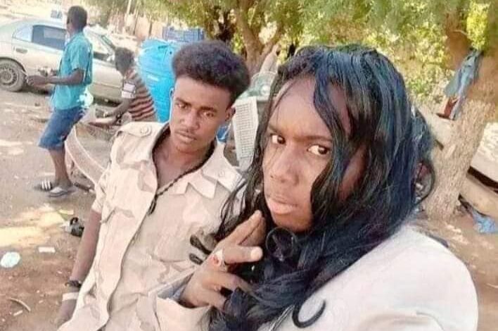 شاهد بالصور.. جنود بالدعم السريع يظهرون داخل مدني بــ(البواريك) النسائية وساخرون: (أي واحدة راحت منها باروكة بتلقاها في قاعدة في رأس دعامي) 1 412861457 1401445494091048 9153358247367092208 n