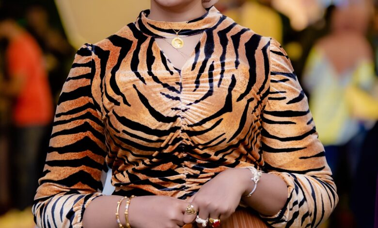 شاهد بالصورة.. وزيرة "القراية" السودانية تخطف الأضواء على مواقع التواصل الاجتماعي بإطلالة أنيقة بــ(النمري) 1 تغريد الخواض نمري