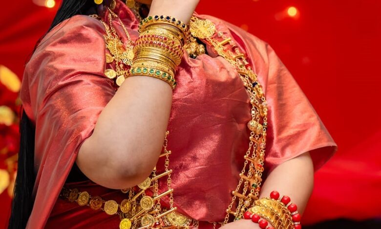 شاهد بالفيديو.. "عروس" سودانية ترقص بشكل هستيري في ليلة زفافها بالقاهرة على أنغام (عليكم الله نادو لي حنان) ومتابعون: (العروس الفرفوشة رزق) 1 مودل حسناء عروس