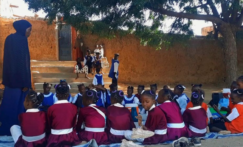 التعليم تحت الأنقاض.. قصص نجاح المدارس المنزلية في دارفور 10 مدرسة دارفور